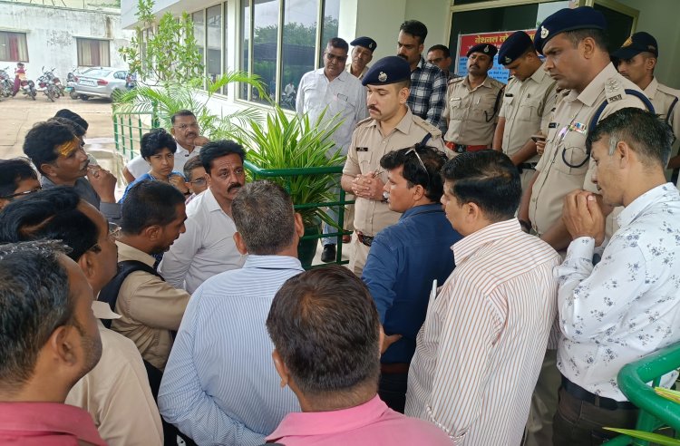 पत्रकारों के विरोध प्रदर्शन के बाद एसपी ने किया नामली थाना प्रभारी को लाइन अटैच