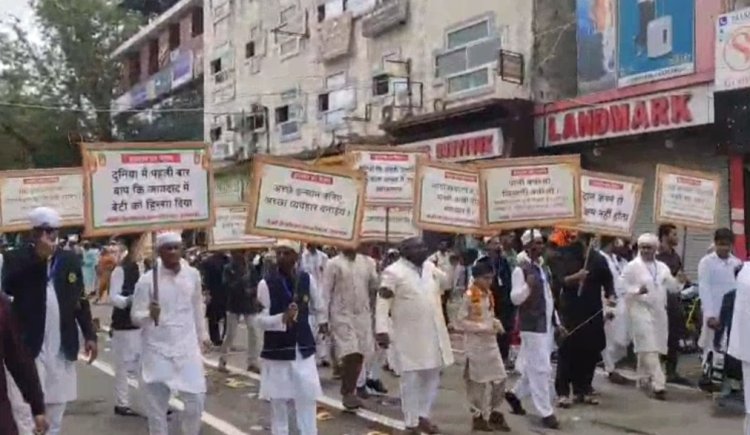ईद मिलादुन्नबी पर शानदार जुलूस निकाला, साफ-सफाई रखने, तालीम देने सहित अनेक संदेश दिए